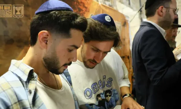 Watch: Prayer for the return of hostages at the Western Wall with captivity survivors
