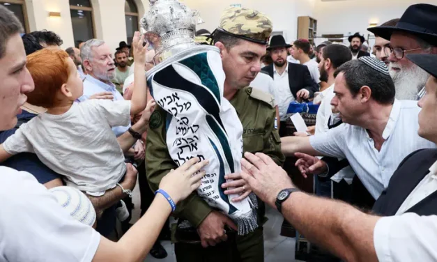 Soldier dedicates Torah scroll in memory of fallen commander