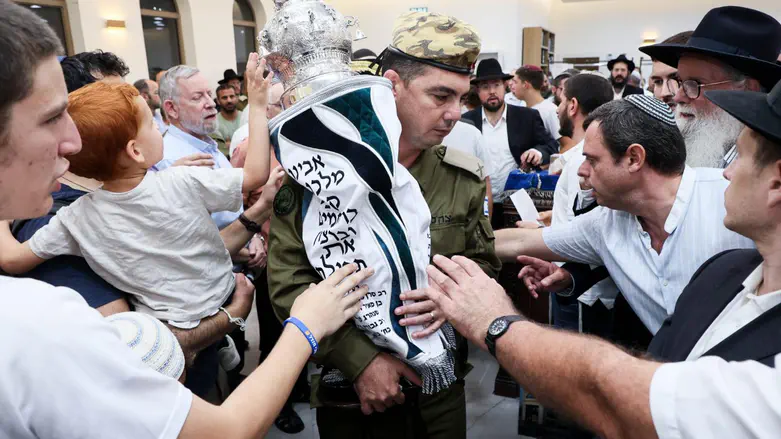 Soldier dedicates Torah scroll in memory of fallen commander