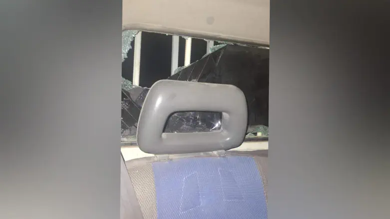 Roadside ambush: Dozens of Arabs attack a family in Binyamin