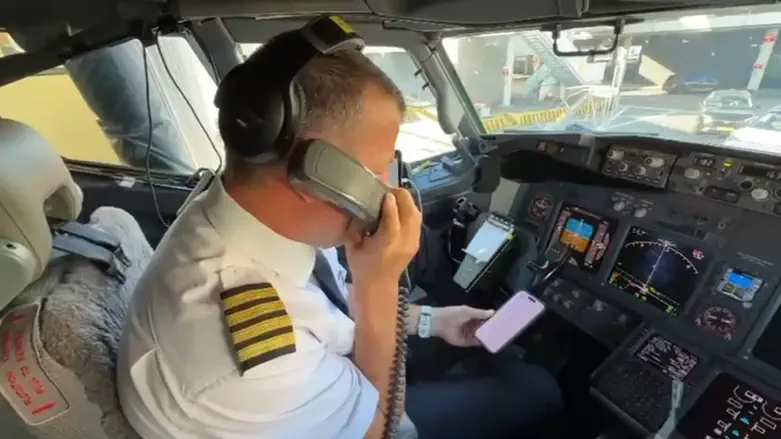 ‘Flight of hope’: Pilot’s warm congratulations to hostages’ families on board