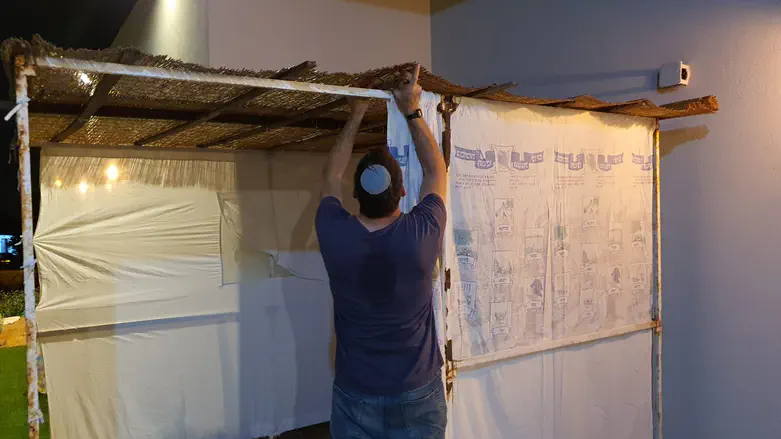 The Sukkah: Nofelet or Nofalet?