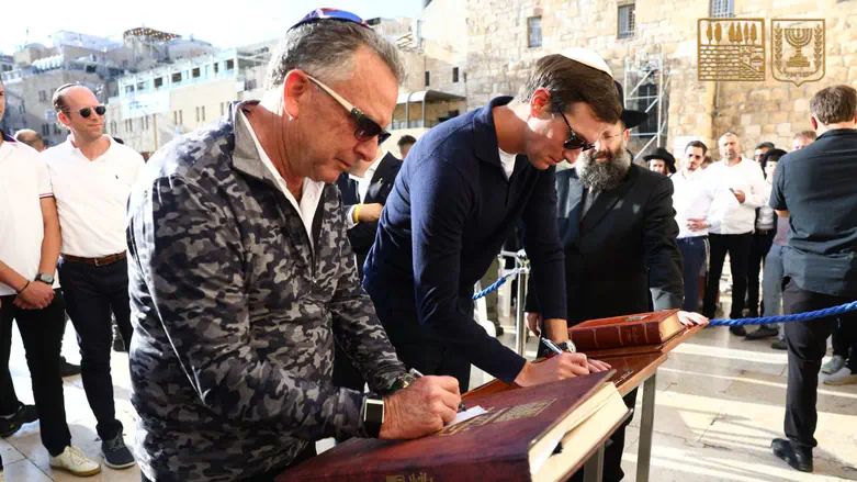 After finalizing hostage deal: Trump envoys Witkoff and Kushner visit Western Wall