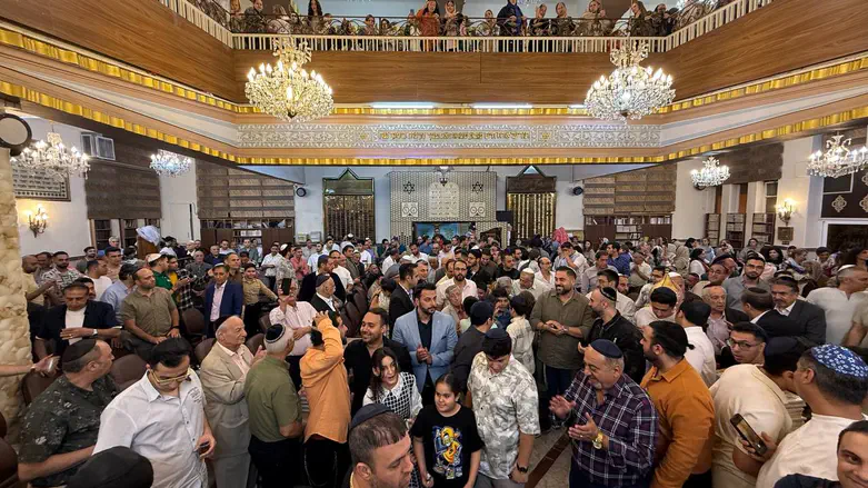 Watch: Jews dance with the Torah in Tehran