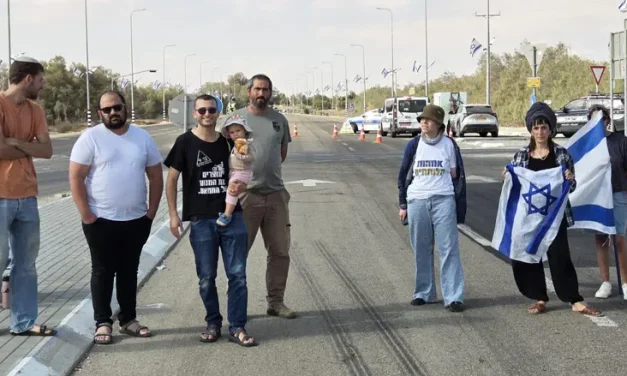 Israeli activists block aid trucks to Gaza after Hamas violates deal