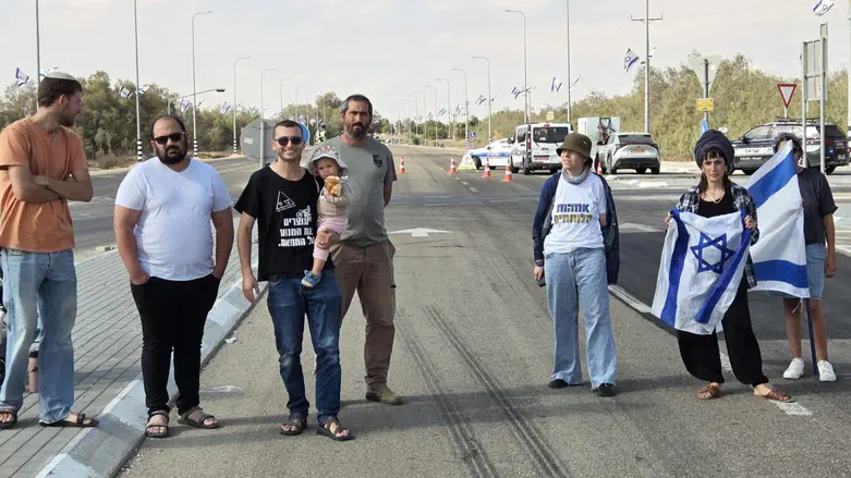 Israeli activists block aid trucks to Gaza after Hamas violates deal