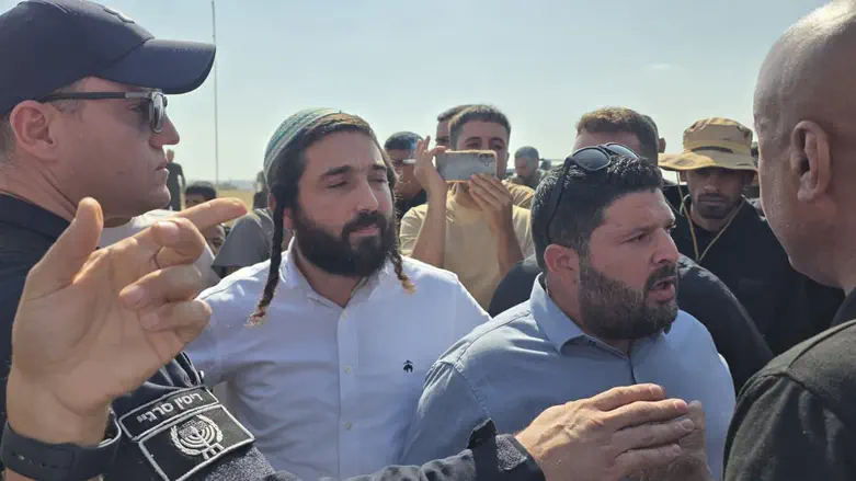 MKs Almog Cohen and Tzvi Succot attacked in Bir Hadaj and refuse to evacuate