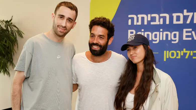 Watch: Ravid Plotnik sings with freed hostages