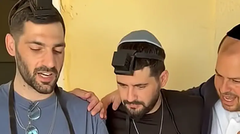 Emotional: Twins who survived Hamas captivity put on tefillin