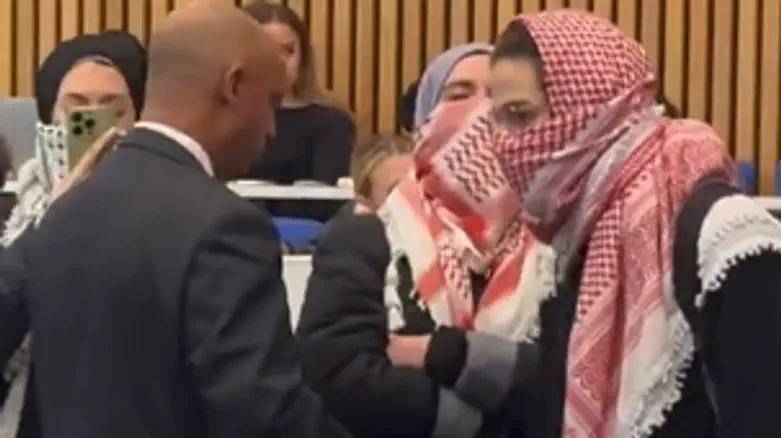 Anti-Israel protesters threaten to behead Israeli academic during UK lecture