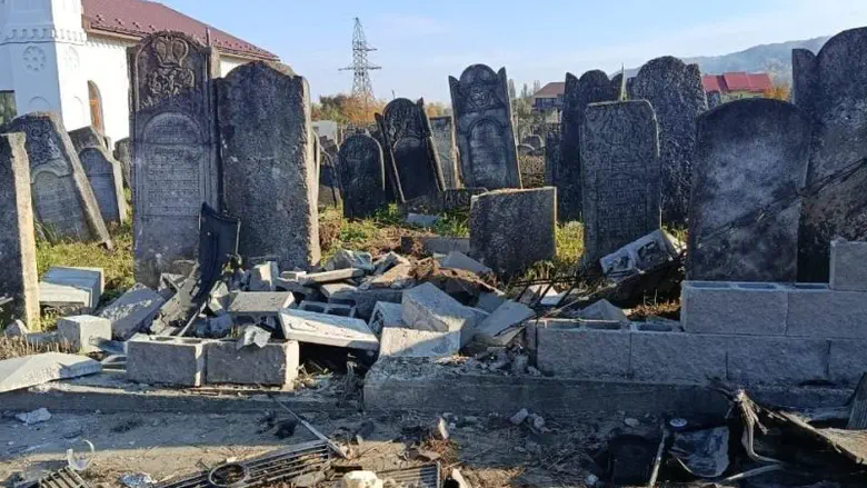 Grave desecration in Ukraine: Tombstones destroyed at Vizhnitz Rebbes’ cemetery