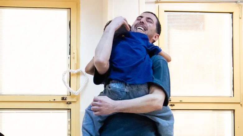 Emotional moment: Freed hostage Elkana Bohbot honored at Eyal Golan concert