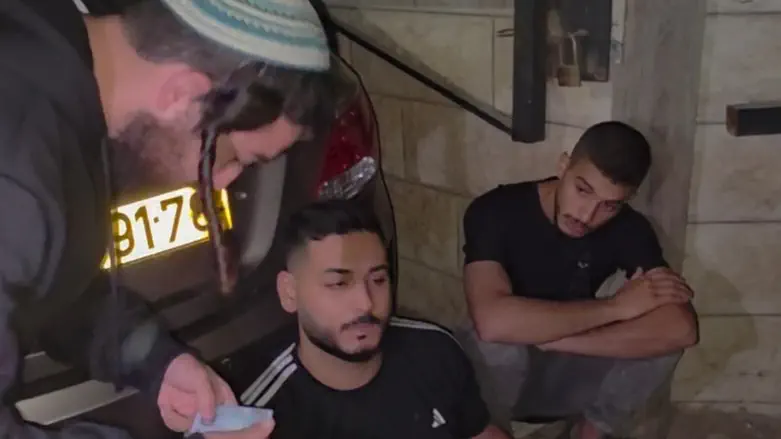 Watch: MK Succot catches infiltrators breaching Jerusalem fence