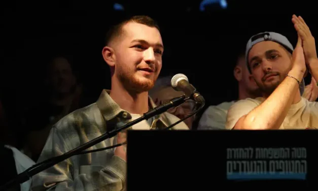 Captivity survivor calls on public to put on tefillin with him