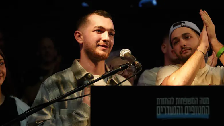 Captivity survivor calls on public to put on tefillin with him