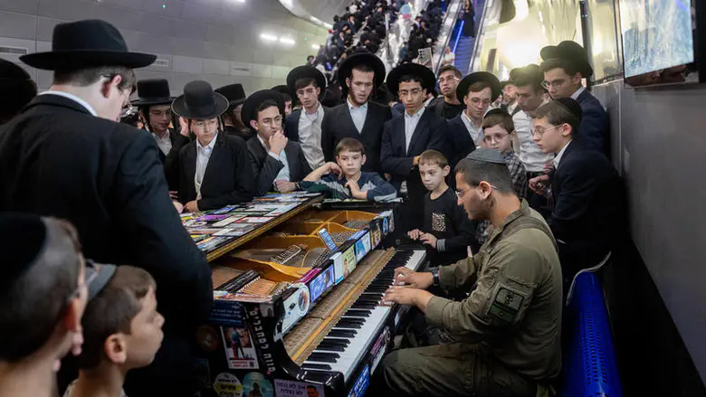 March Of The Million:  Route 1 blocked, massive crowding at train stations