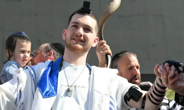 Moving: Captivity survivor Bar Kupershtein dons tefillin at Hostages Square
