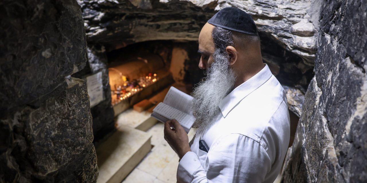 Yom Kippur in white garments: A show of unity and hope – opinion