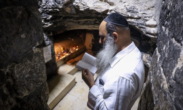Yom Kippur in white garments: A show of unity and hope – opinion