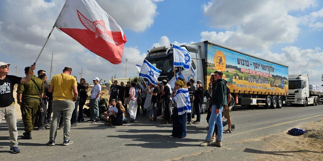 WATCH: Hundreds of Israeli demonstrators block aid trucks en route to Gaza for first time in months
