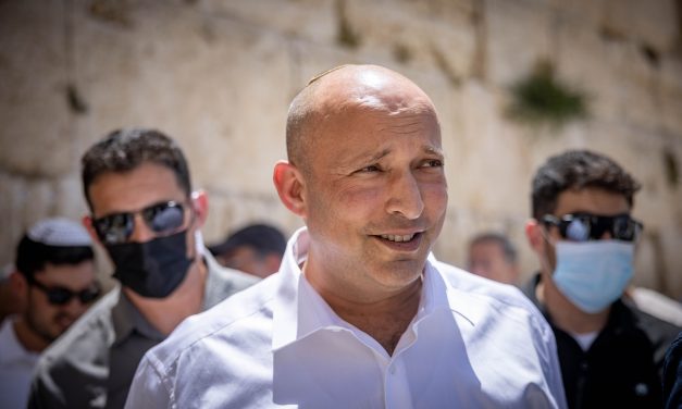 Bennett slams ‘unconstitutional’ bill linking party debts to new political campaign