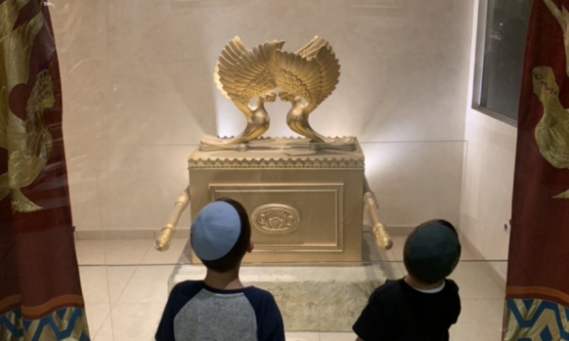 Moshe Grussgott | The Army That Bears The Ark – Two Years of War