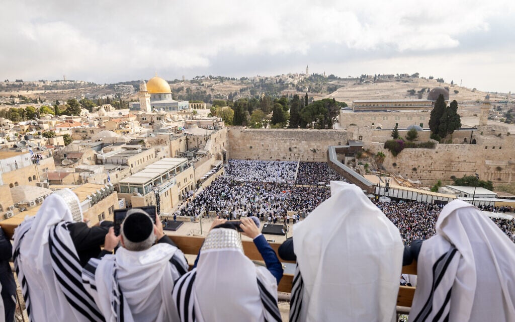 At ‘priestly blessing’ in Jerusalem, prayers, hope and ‘mixed feelings’ over hostage deal