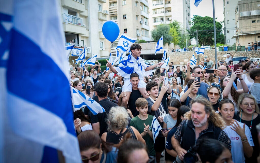 ‘So good you’re home’: Discharged from hospital, ex-hostages welcomed home by masses