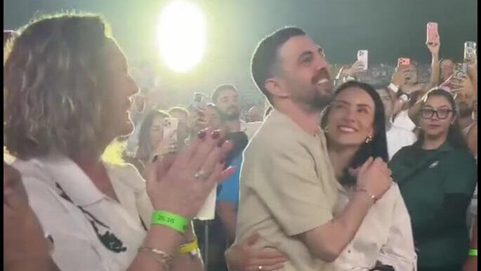 Eyal Golan pays touching tribute to freed hostage Elkana Bohbot at Tel Aviv concert