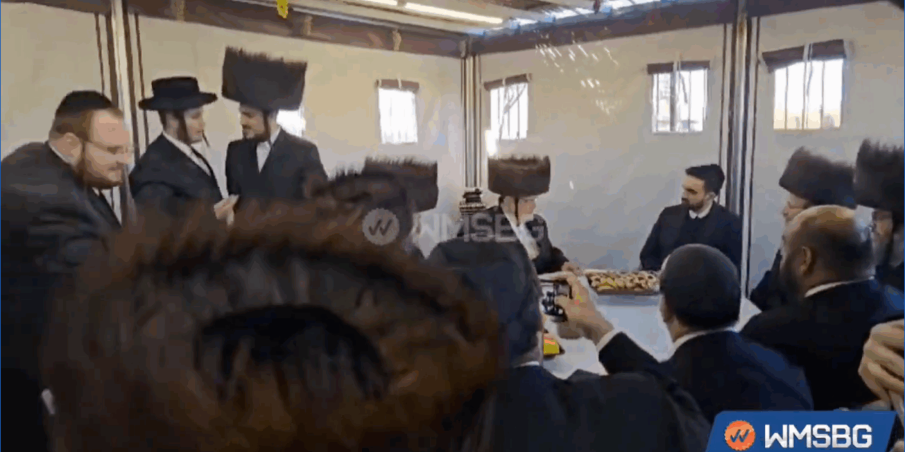‘Why do we have to waste a few weeks?’: Satmar rabbi congratulates Mamdani during Williamsburg sukkah hop