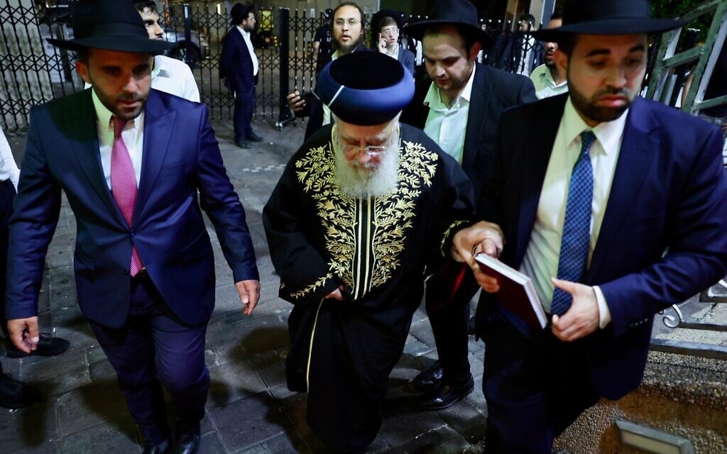 Top Shas rabbis pan party leader Deri as Haredi draft exemption bill remains elusive