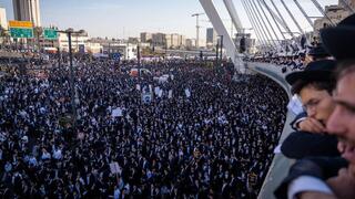 200,000 protest in Jerusalem anti-draft rally; journalist attacked, ‘People Are the IDF’ sign torn