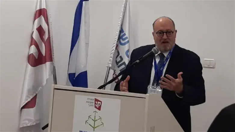 Yaakov and Esav, shoulder to shoulder