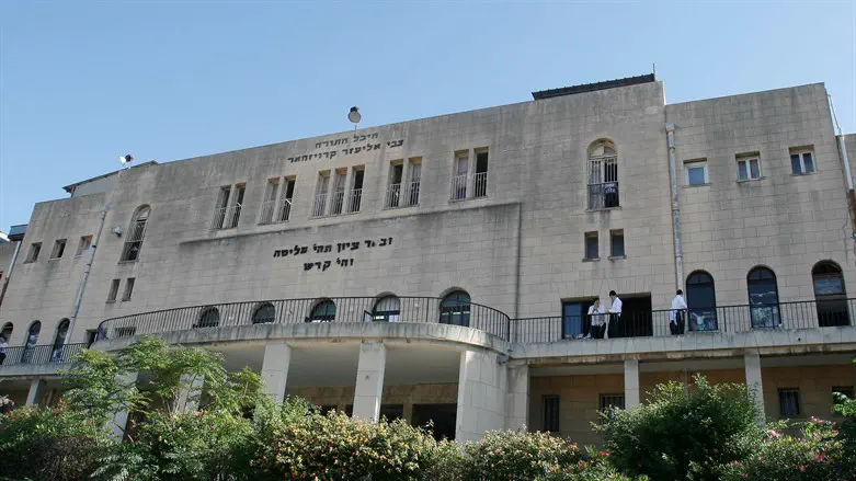 Tension at Ponovezh Yeshiva: Judge to rule between rival factions