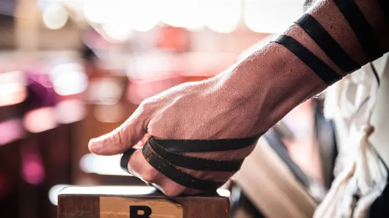 Tallit and tefillin found in airport trash in Florida