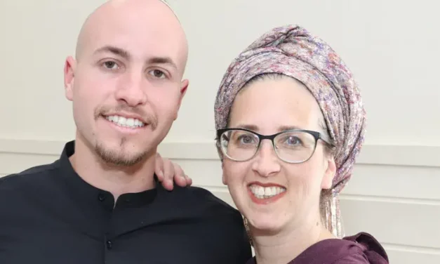 Eitan Mor recites thanksgiving blessing after surviving captivity