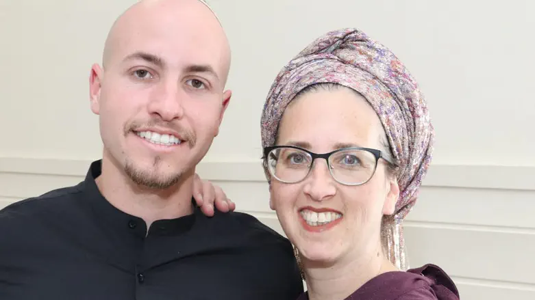 Eitan Mor recites thanksgiving blessing after surviving captivity