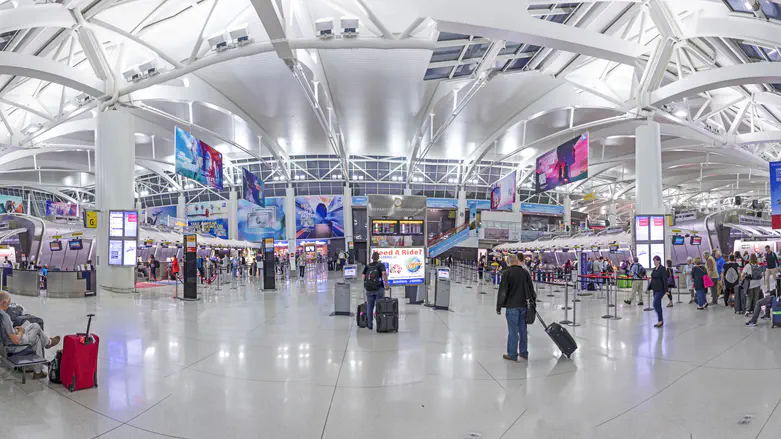 Air traffic chaos as shutdown restrictions impact US airports