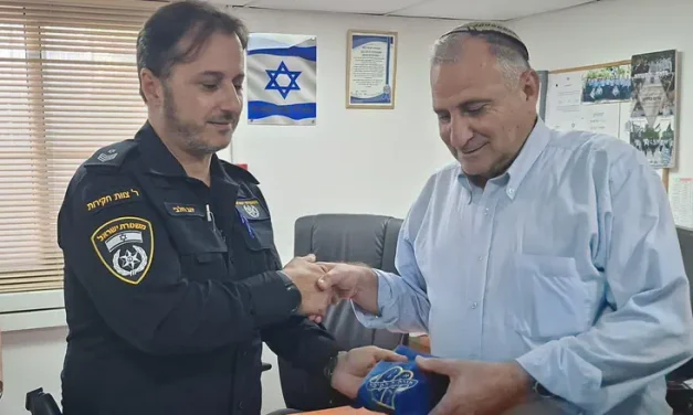 Stolen tefillin case resolved in moving moment at police station