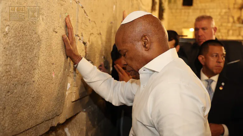 As his term ends: Outgoing NYC Mayor Eric Adams in emotional visit to Western Wall