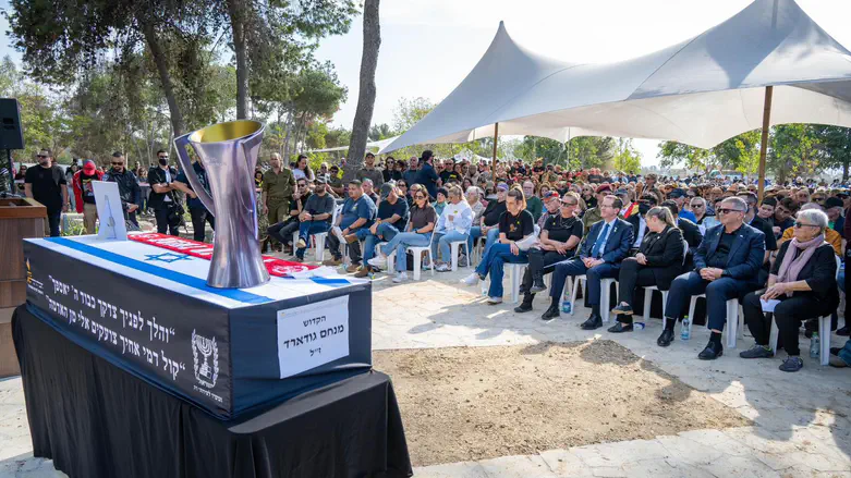 Hundreds gather at Beeri cemetery to honor Meny Godard
