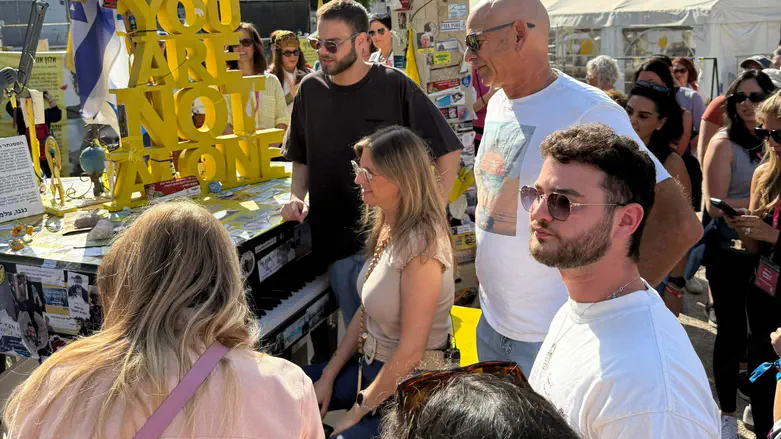 Hostages Square: Alon Ohel performs song that carried him through captivity