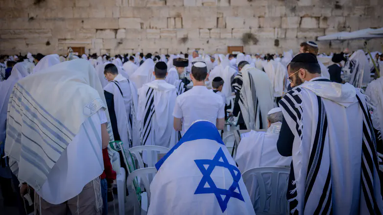 Survey: Israeli Jews turn to tradition, shift right politically amid war
