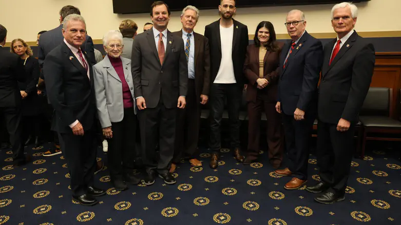 Former hostages welcomed in Congress