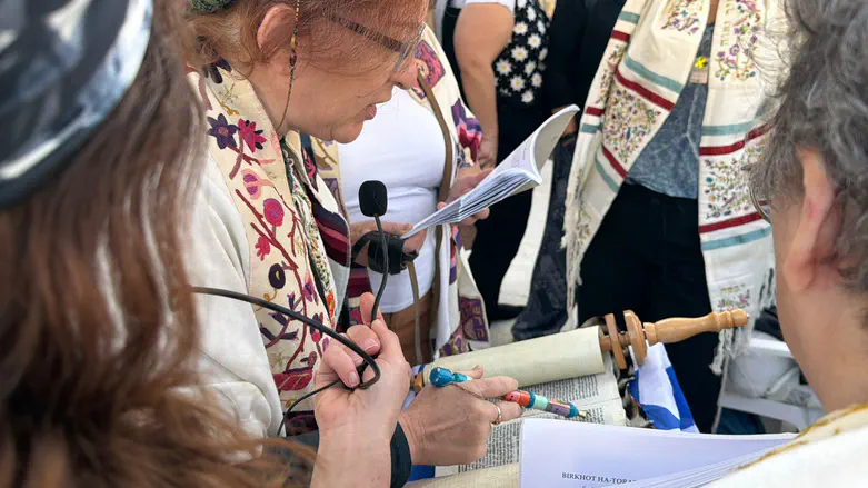 Provocation at Western Wall: Torah Scroll smuggled through bathroom