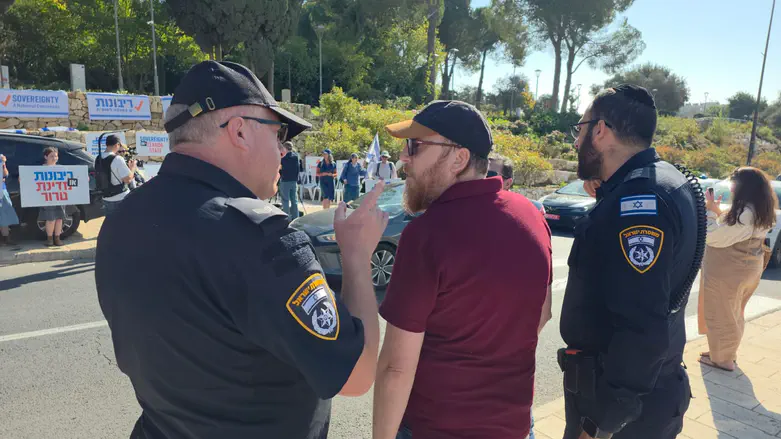 Confrontation with police at protest against UN decision