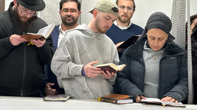 Moving: Former hostages come full circle at grave of Lubavitcher Rebbe