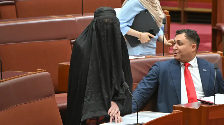 Protest in Australian Parliament: Senator enters wearing Burqa – and sparks an uproar