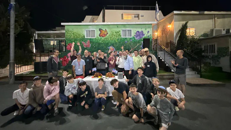 Record 43 fathers & sons bring Thanksgiving to Israeli kids
