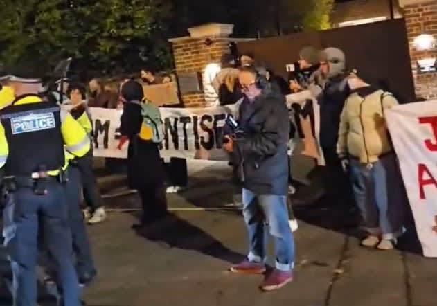 Pro-Palestinian protesters target London synagogue over Israeli immigration event